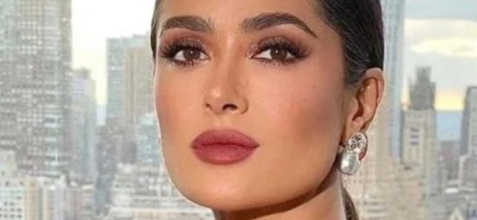 Salma Hayek en bikini en un bote intimidado por "crecer más grande"
