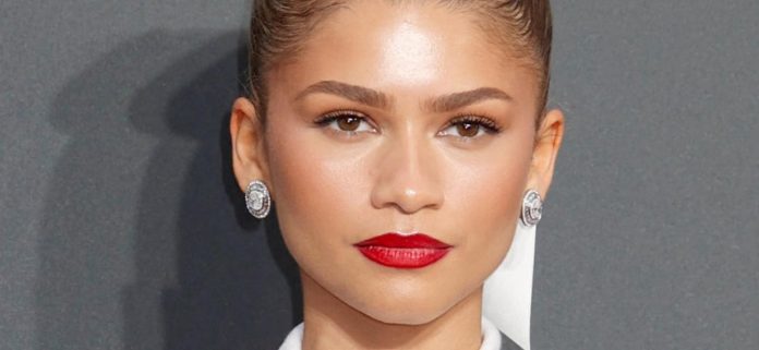 Zendaya-Browne-1300.jpg Zendaya Sunkissed en el corsé desabrochado gana "más hermoso" en tacones altos