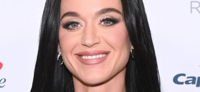 Katy Perry casi sale su vestido de balacín mientras sale de un auto
