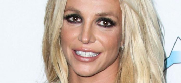 Britney Spears tira de una minifalda de colegiala en bikini escaso
