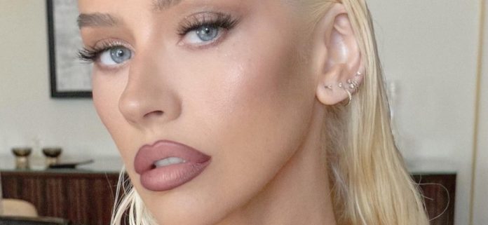 Christina Aguilera se preocupa con las 'costillas del pecho' en el vestido de baliza que muestra la asombrosa pérdida de peso
