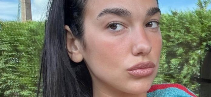 Dua-Lipa-greenery-1300-br.jpg Dua lipa resalta el brecha del muslo en bikini de cuerda de baño