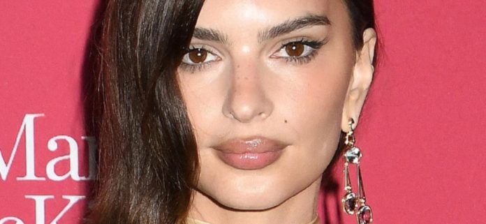 Emily Ratajkowski en "dispositivos de flotación" de Bikini en la playa
