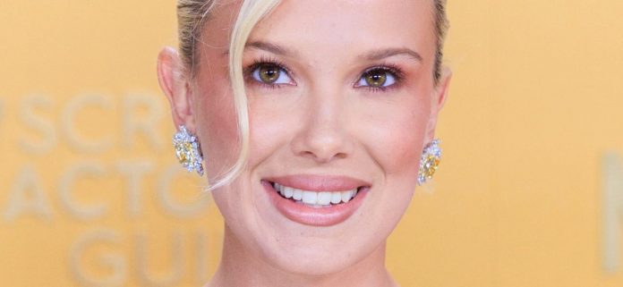 Millie-Bobby-Brown-evet-hair-up-1300.jpg Millie Bobby Brown en bikini escaso considerado material de 'matrimonio' en la foto de la playa