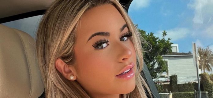 Emily Elizabeth muestra una vista al trasero en un pequeño bikini blanco
