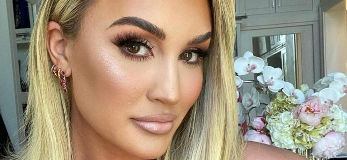 La esposa de Jason Aldean criticó por el bikini haciendo que su pecho 'se vea más grande'
