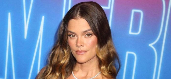 Nina Agdal Partying Thighs en un pequeño bikini negro es un "ángel certificado"
