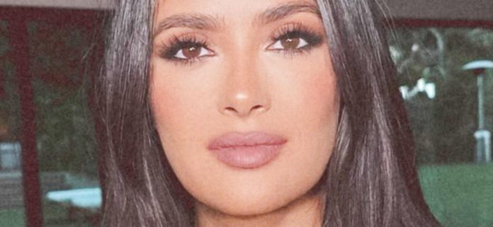 Salma Hayek intimidada sobre 'implantes' visibles en bikini de cumpleaños sumergido
