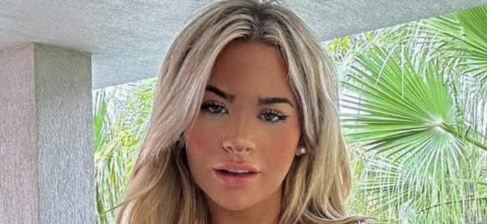Emily Elizabeth en un bikini de cuerda azul se considera la 'fantasía definitiva'
