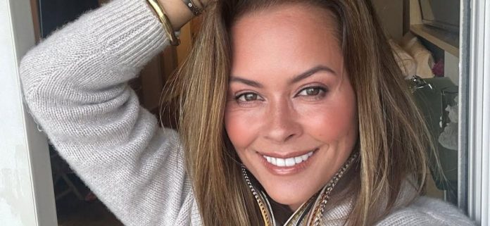 Brooke Burke mostrando abdominales en bikini escaso necesita 'superarse a sí misma'
