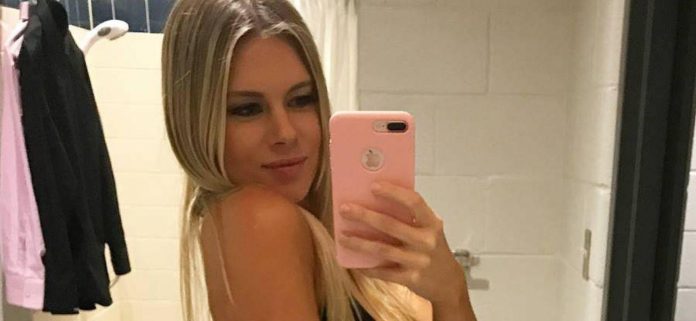 Chrissy Blair con atuendo de UFC descarado "Mejor Ring Girl of 2025 '
