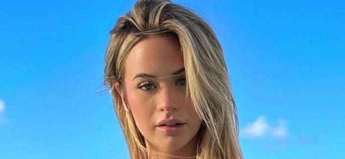 Emily Elizabeth se burla de un derrame loco en un pequeño bikini blanco
