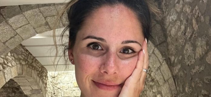 La patinadora de velocidad Alexandra Iculescu en Bikini descarado muestra 'líneas bronceadas'

