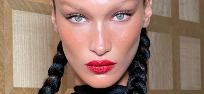 Bella-Hadid-lipstick-1300.jpg Bella Hadid le dijo a String Bikini en la nieve no funcionaría 'en Gaza'