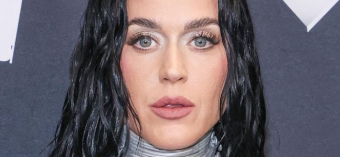 Katy-Perry-mtv-vma-1300.jpg Katy Perry 'repugnante' en abrigo abierto sin camisa sin nada debajo