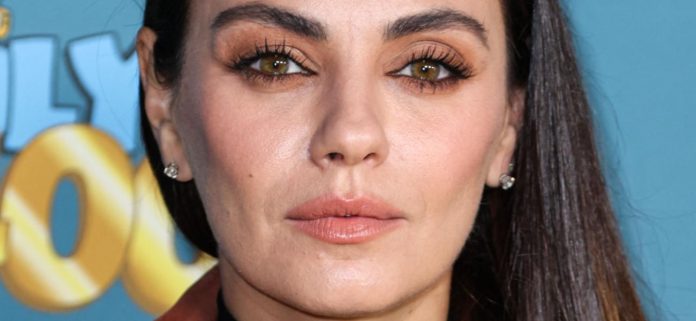 Mila Kunis con el vestido de sujetador recibe 'comentarios salvajes' en la cena Fotos
