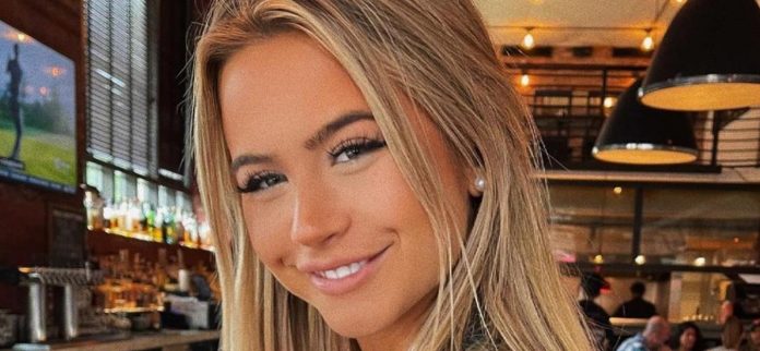 Emily Elizabeth aparece el calor con Sizzling Bikini Selfie
