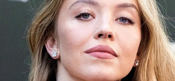 Sydney Sweeney en bikini hundido con cabello mojado provocado sobre 'trasero plano'
