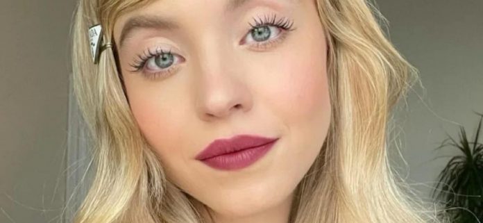 Sydney-Sweeney-glam-melissa-1300.jpg Sydney Sweeney casi sale de su bikini 'incómodo' mientras está hundido