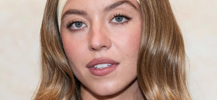 Sydney-Sweeney-headband-mega-1300.jpg Sydney Sweeney con ataúd con vergüenza sobre grandes 'tetas' y 'cara fea'