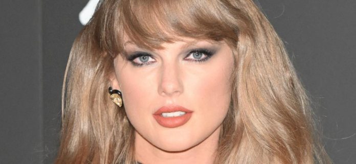 Taylor Swift Bikini retroceso doblado 'Día de descubrimiento de botones de vientre'
