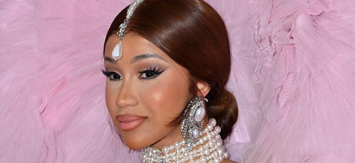 cardi-b-scaled-e1743365032218.jpg Los fanáticos asan el aspecto de bikini de Cardi B: "Puede encontrar una chica sin hogar con un cuerpo mejor"