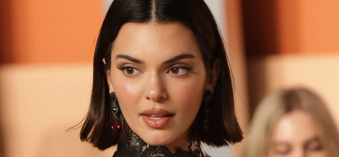 Los fanáticos lloran 'Nice Try Ai Kendall' sobre el ultra globo bikini y las botas de Jenner
