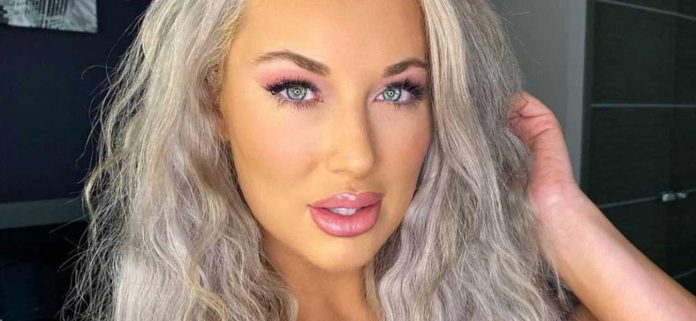 Laci Kay Somers con vestido azul tetona etiquetado "La mayoría de las chicas de plástico en Internet"
