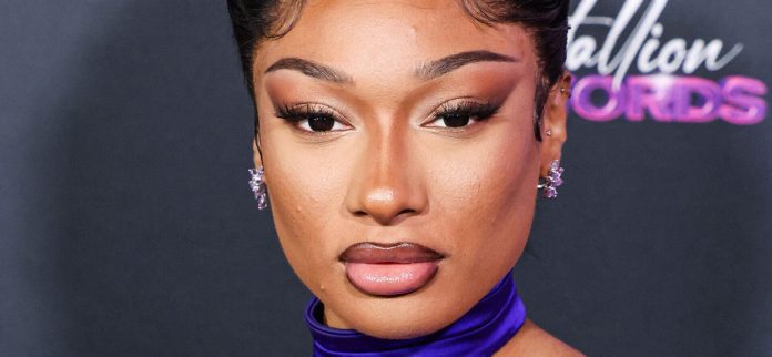 Megan thee Stallion en Strappy Bikini le dijo a 'Selena lo llevaba mejor'
