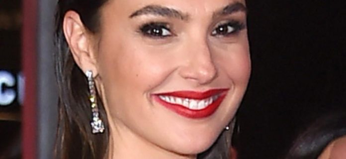 Gal-Gadot-lipstick-mega-1300.jpg Gal Gadot que muestra piercings en bikini de cuerda es un 'knockout total'