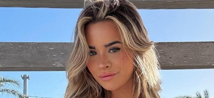 Snapinsta.app_469614845_18352639696135998_363823810955254153_n_1080.jpg Emily Elizabeth en el bikini más pequeño del mundo preguntó '¿No tienes frío?'