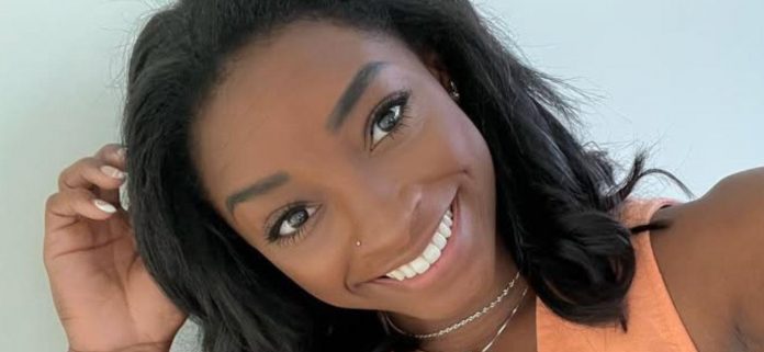 Simone Biles muestra su confianza en un bikini color lima chisporroteante
