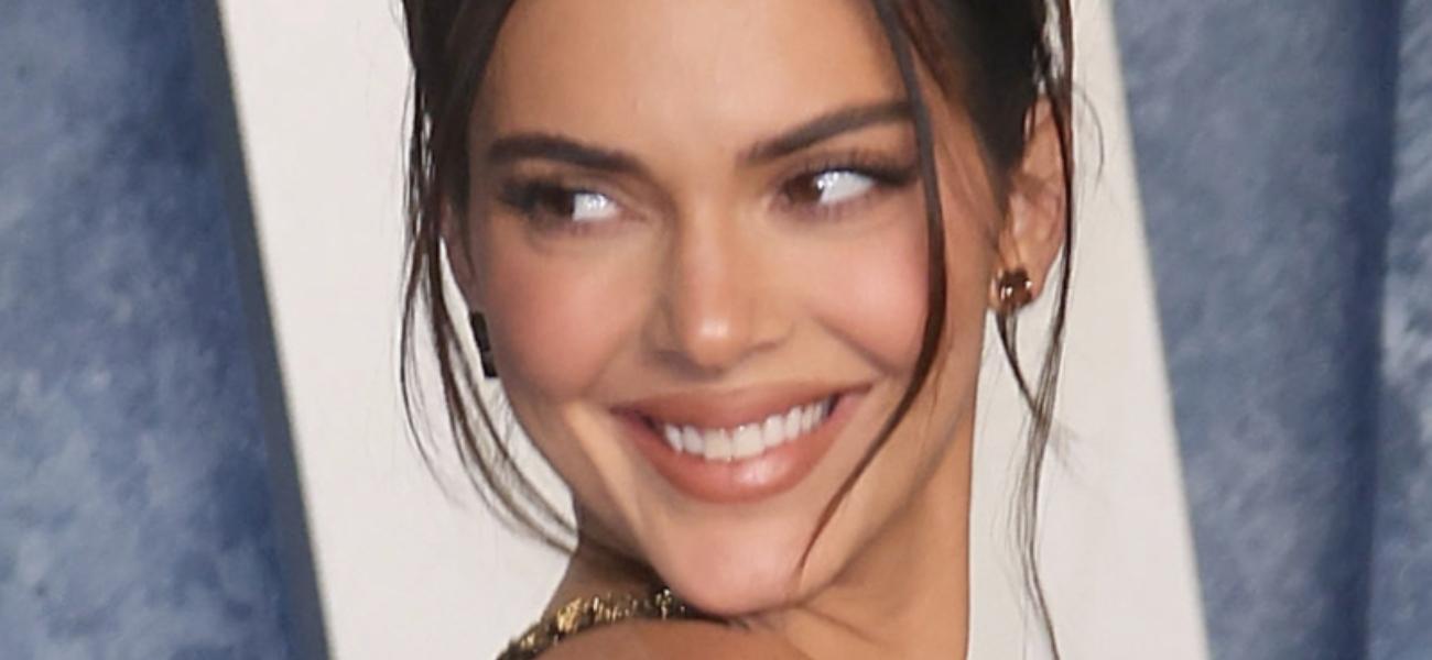 Kendall-Jenner-event-side-1300.jpg Kendall Jenner impresiona con un 'espacio' en el muslo en un diminuto bikini de cumpleaños