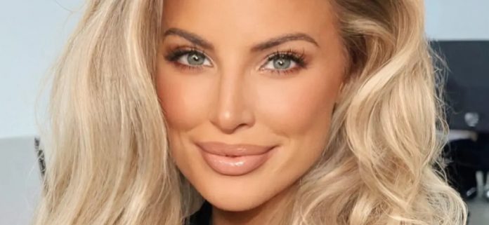 Ashley-Alexiss-smile-1300.jpg Ashley Alexiss 'bloquea Internet' arqueándose hacia atrás en bikini de hilo de piscina