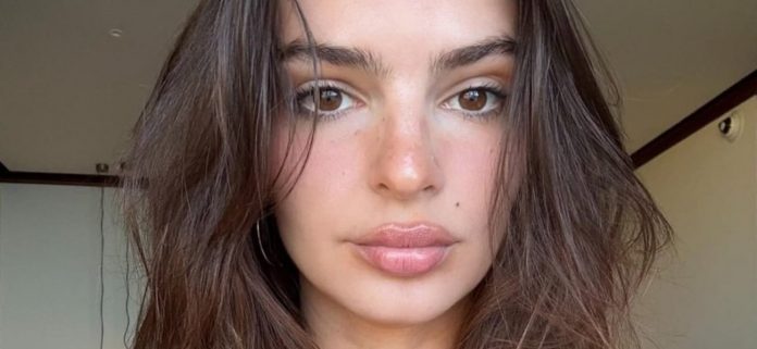 Emily-Ratajkowski-stare-1300.jpg Emily Ratajkowski resalta los 'pezones' con un top corto transparente en un partido de baloncesto