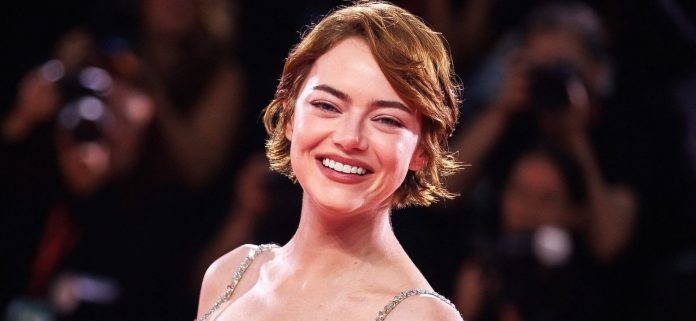 Emma-Stone-scaled-e1770329220426.jpg Emma Stone aturde en bikini mientras disfruta del día de playa