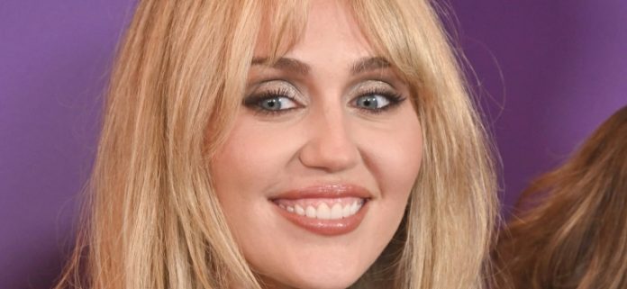 Miley Cyrus aturde haciendo yoga en la playa en diminuto bikini
