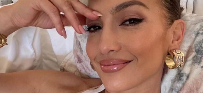 Jennifer Lopez 'luce desesperada' haciendo alarde de curvas en bikini diminuto y botas hasta el muslo
