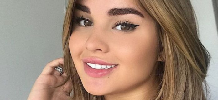 Anastasiya Kvitko con un top transparente sin sujetador 'luce un poco fría'
