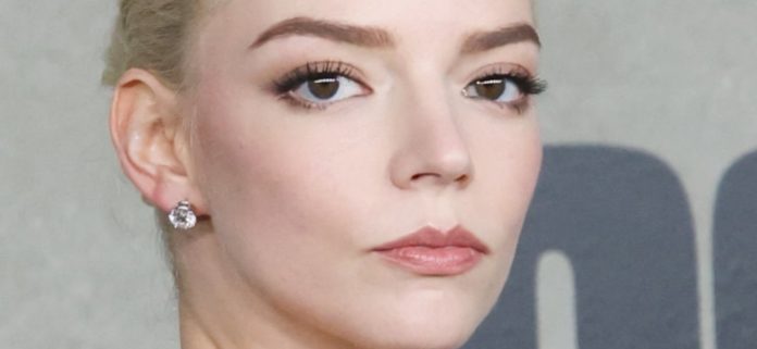 Anya Taylor-Joy 'Perfection' con un minivestido negro sin sujetador
