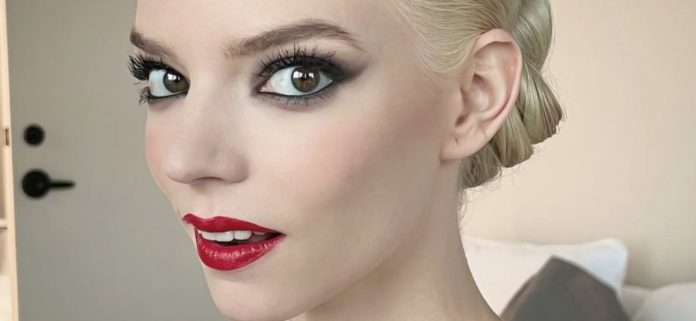 Anyta-Taylor-Joy-red-lips-1300.jpg Anya Taylor-Joy en diminuto bikini junto a un caballo dijo: 'Wow'