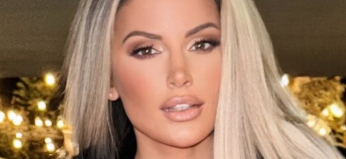 Ashley Alexiss 'Impresionante' en traje de baño para fiesta en la piscina de Las Vegas
