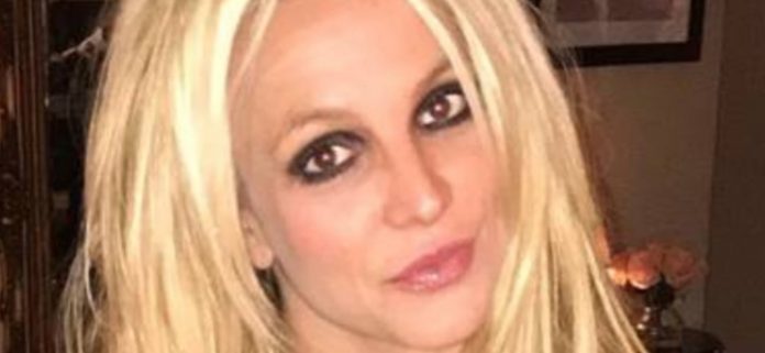 Britney Spears expone el pecho horas antes de ingresar a rehabilitación
