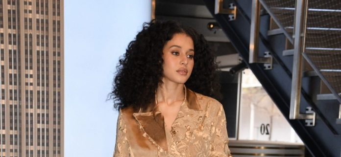 Chase Infiniti sorprende en LV en el estreno de 'The Testaments'
