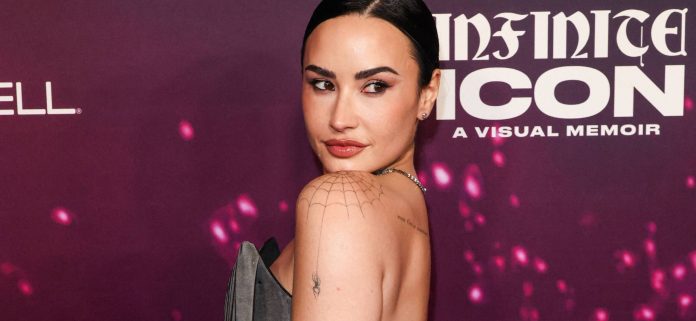 Demi Lovato con traje atrevido es llamada una 'diosa sexy'
