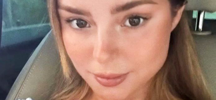 Demi Rose en bikini escotado resalta sus 'fresas' en la playa
