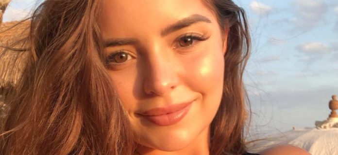 Demi-Rose-glow-1300.jpg Demi Rose muestra su conejito en diminuto bikini de hilo