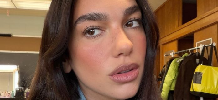 A Dua Lipa le dijeron que 'usara sujetador' con una camiseta sin mangas transparente
