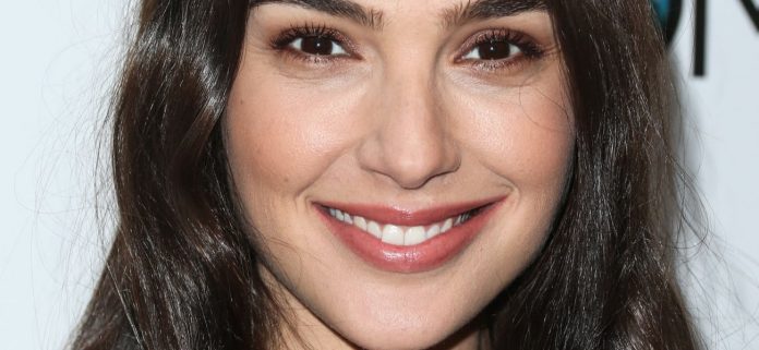 Gal Gadot 'deslumbrante' bañada por el sol en un diminuto bikini en el océano
