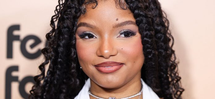 Halle Bailey llama la atención con un impresionante vestido de estreno
